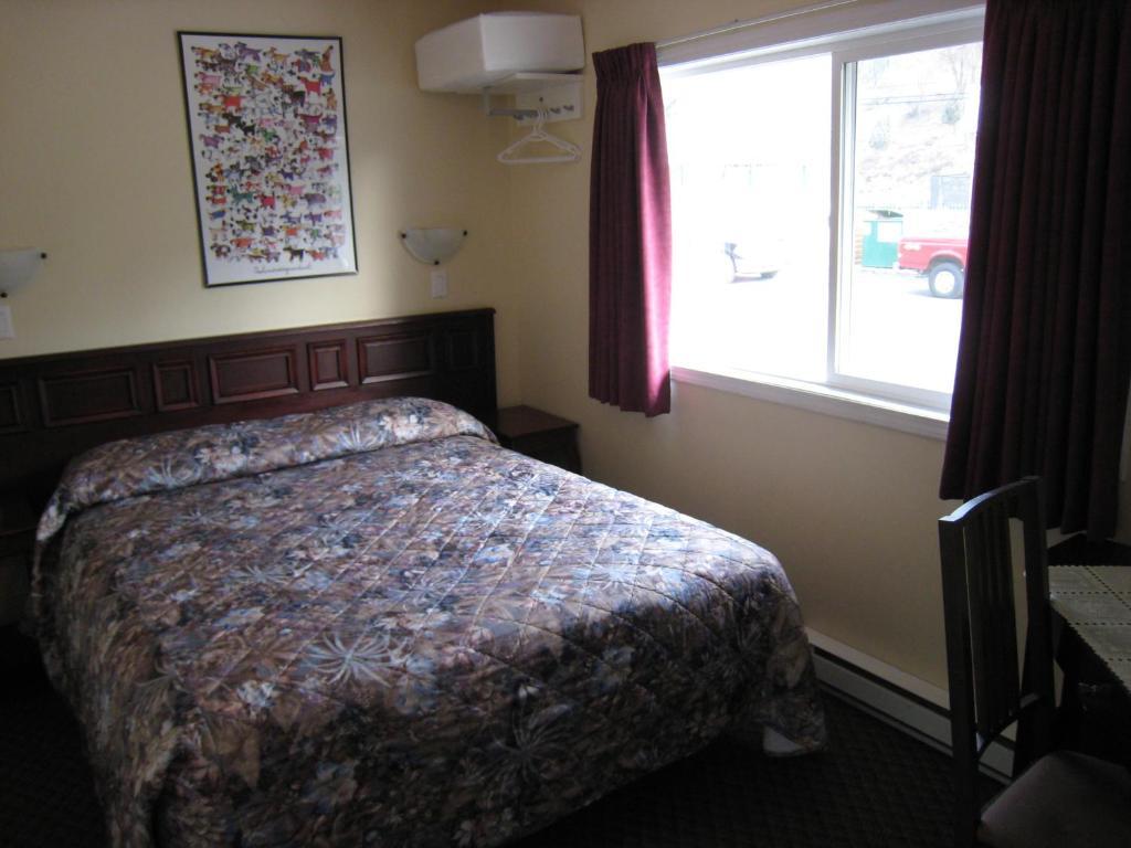 Johnny'S Motel Grand Forks Room photo