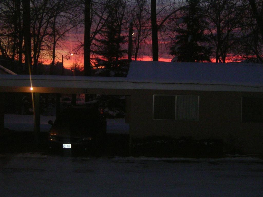 Johnny'S Motel Grand Forks Exterior photo