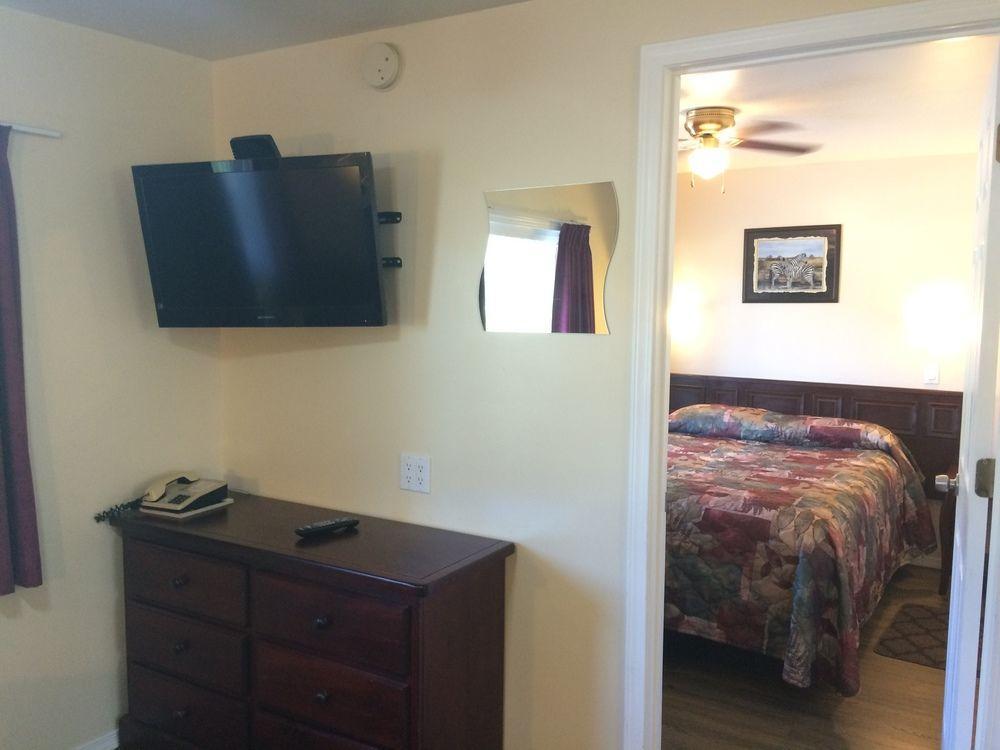 Johnny'S Motel Grand Forks Exterior photo