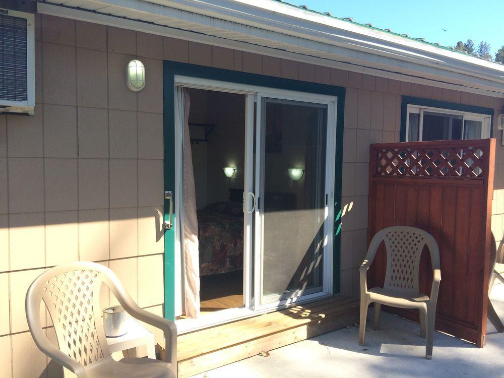 Johnny'S Motel Grand Forks Exterior photo
