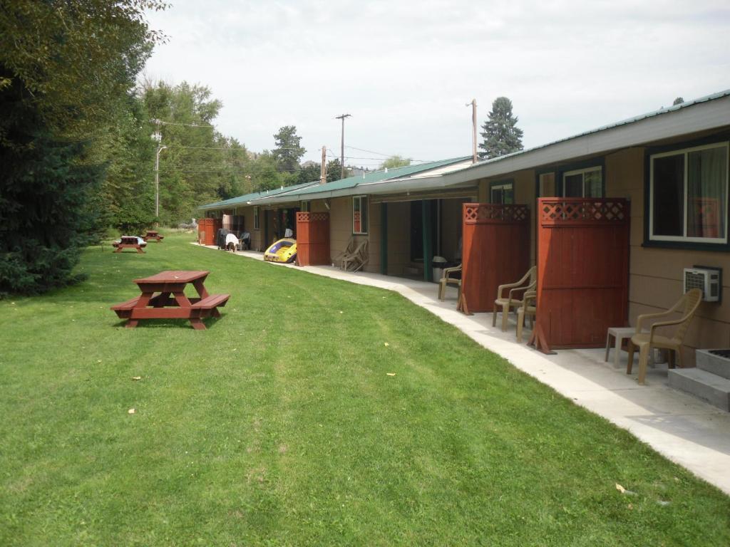 Johnny'S Motel Grand Forks Exterior photo