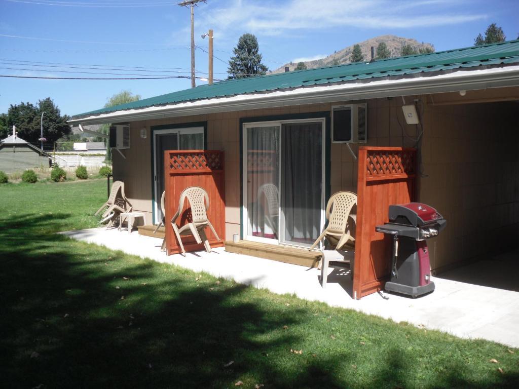 Johnny'S Motel Grand Forks Exterior photo